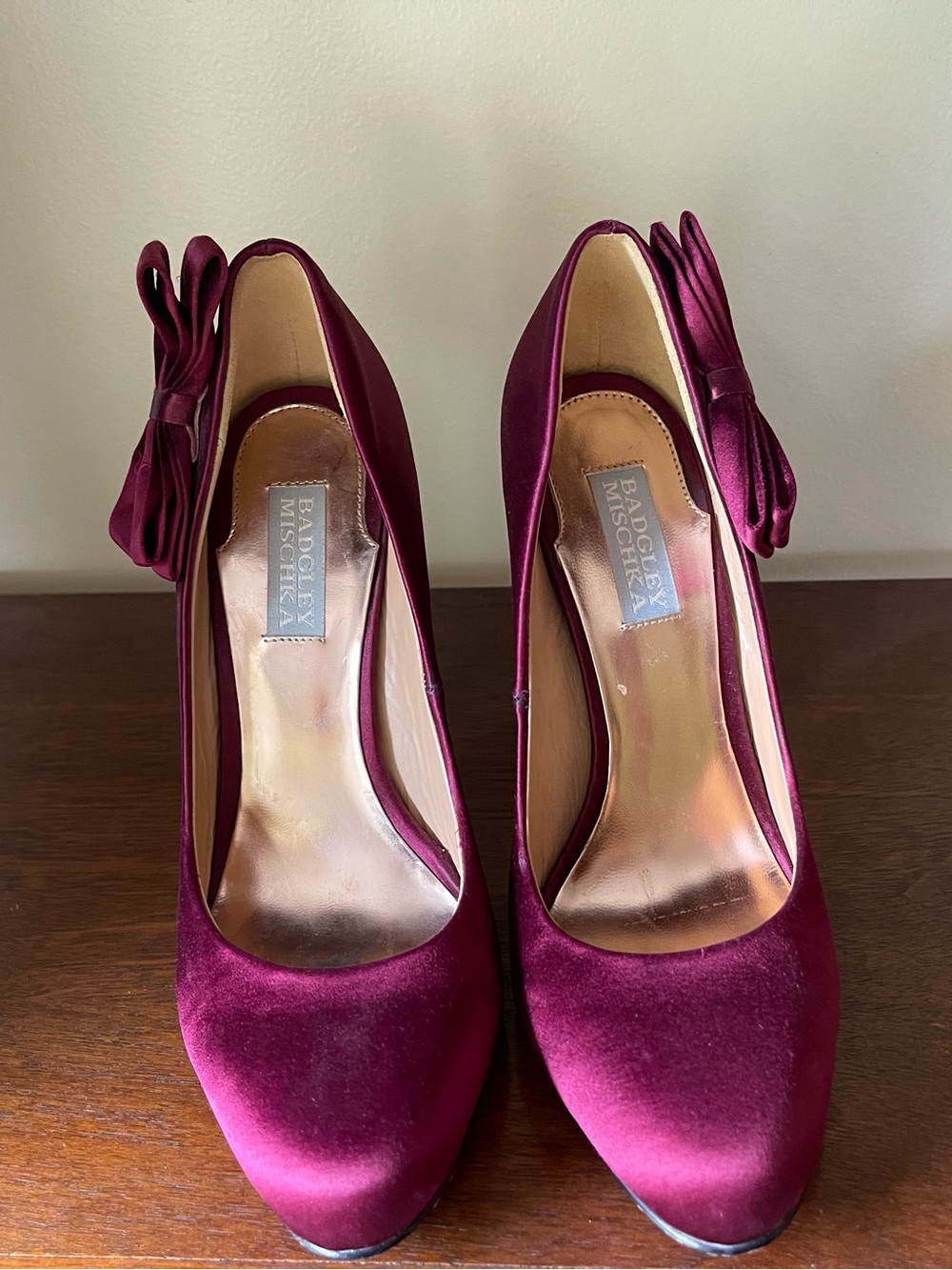 Badgley Mischka Burgundy Satin Bow Pumps Size 8M Formal Heels - Picture 5 of 8